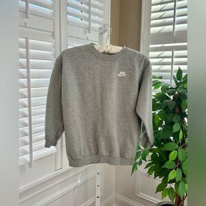 Nike Boys Club Fleece Classic Fit Crew Neck Sweatshirt in Gray Size Youth Large